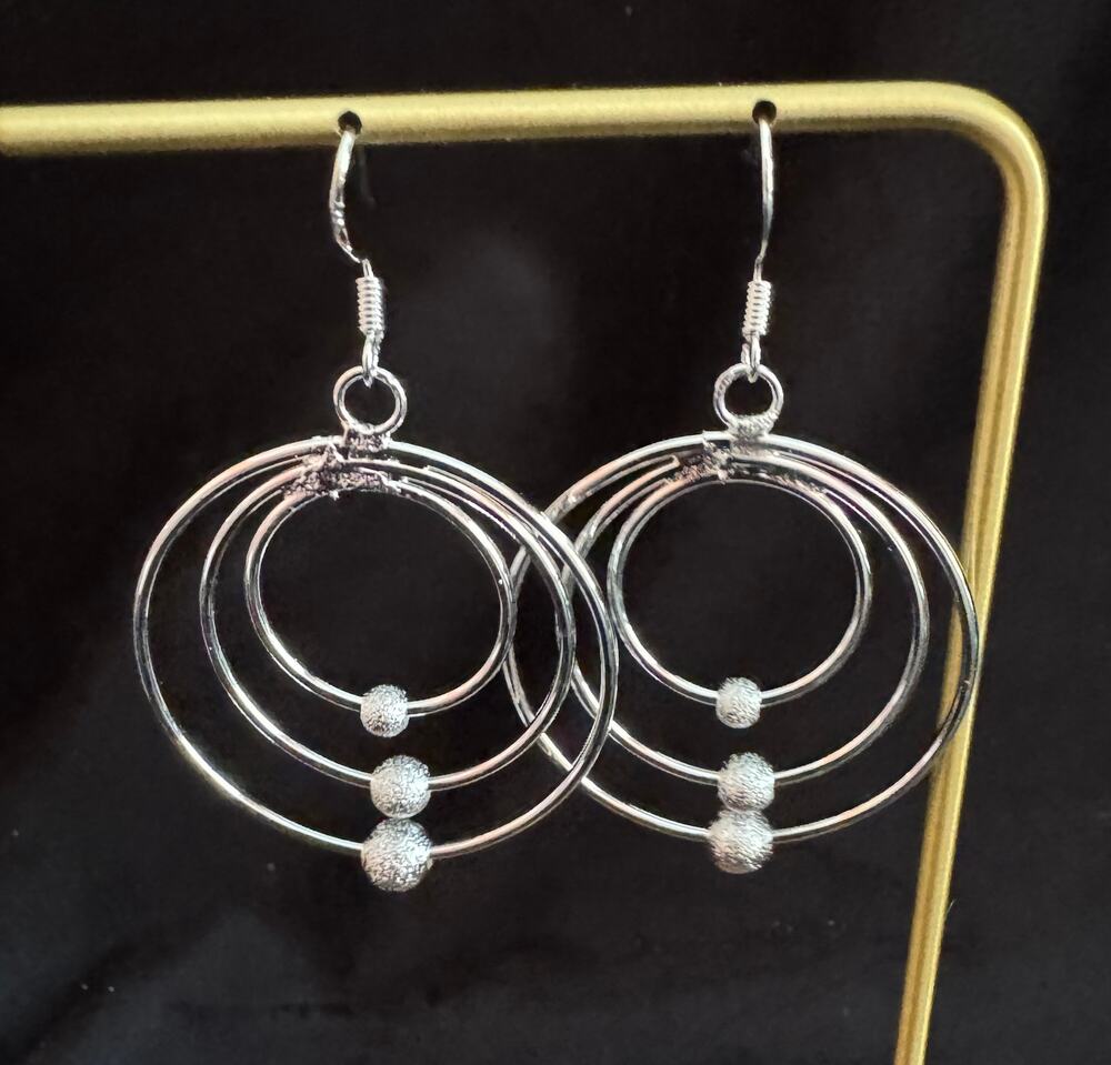 New Silver Tone Multi Circle Dangle Earrings Textured Bead Accent 1.5”  E83